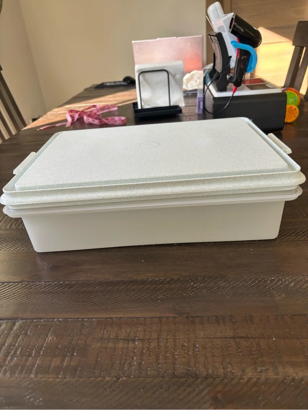 Tupperware Fancy Rectangular Cake Taker with Light gray Speckled Lid